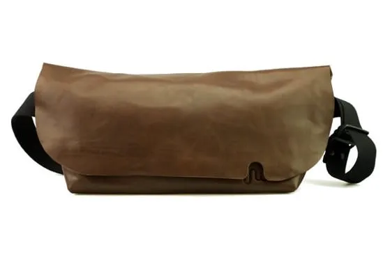 メッセンジャーバッグ (M)/BROWN-FAS