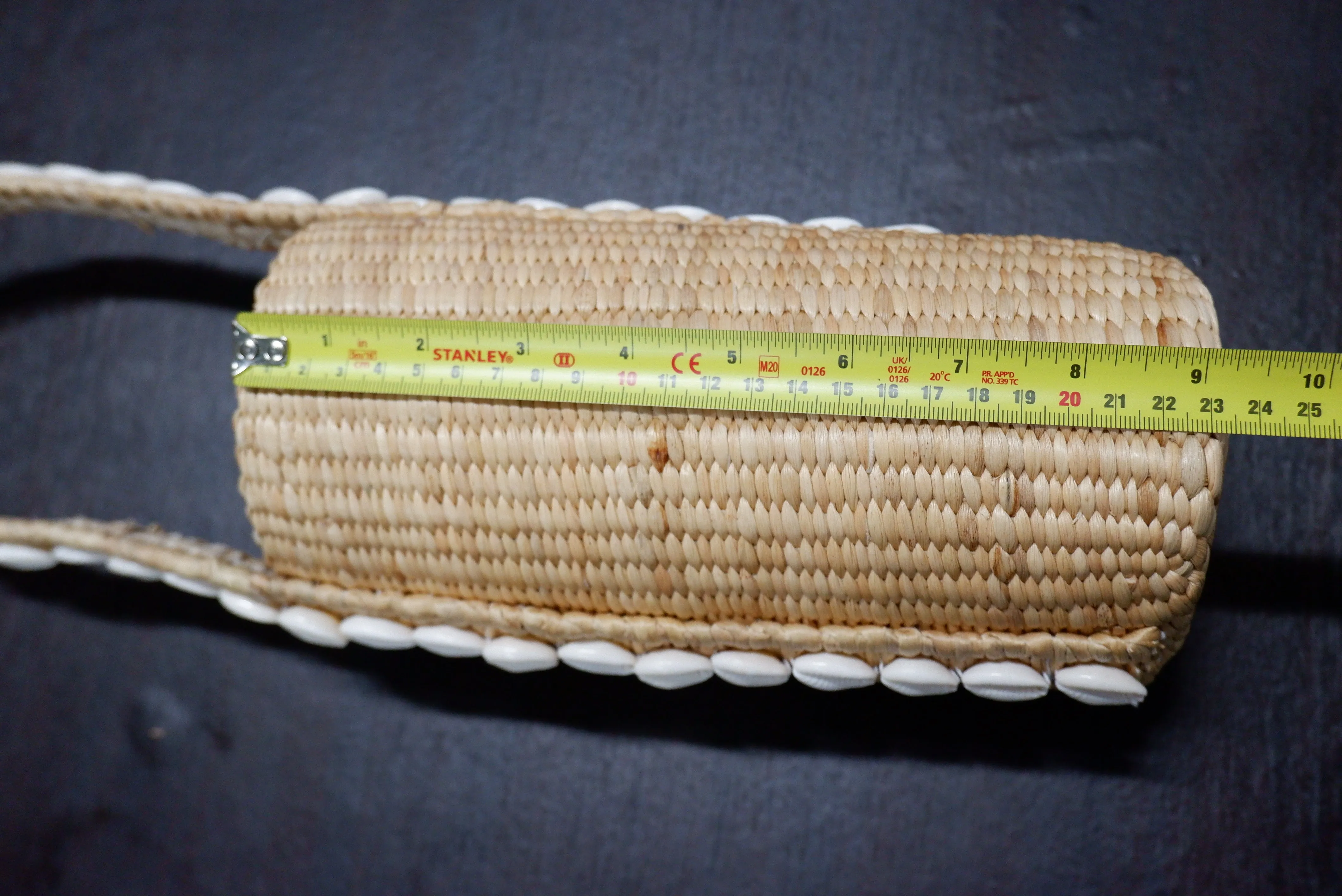 wine bottle holder with shell
