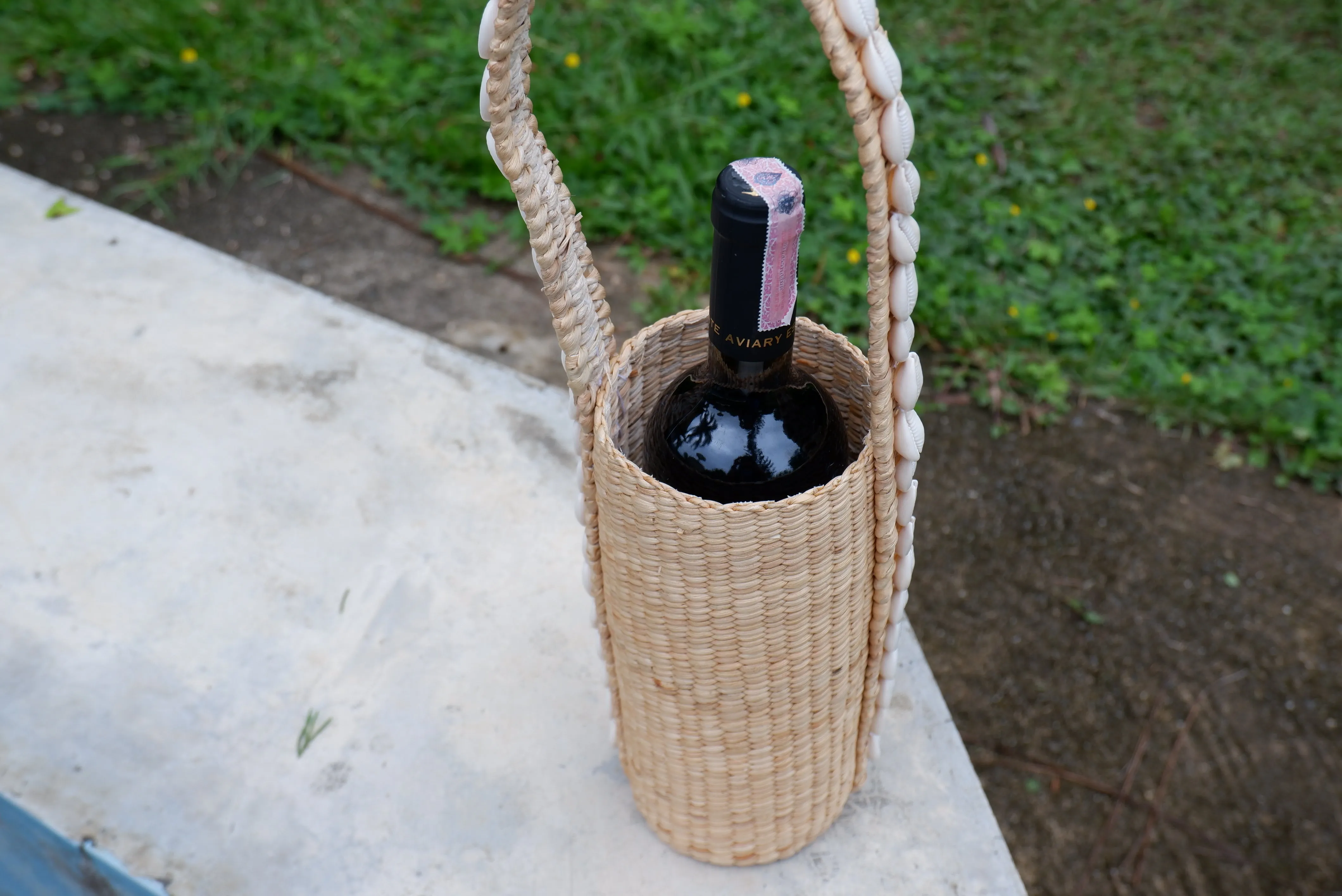 wine bottle holder with shell