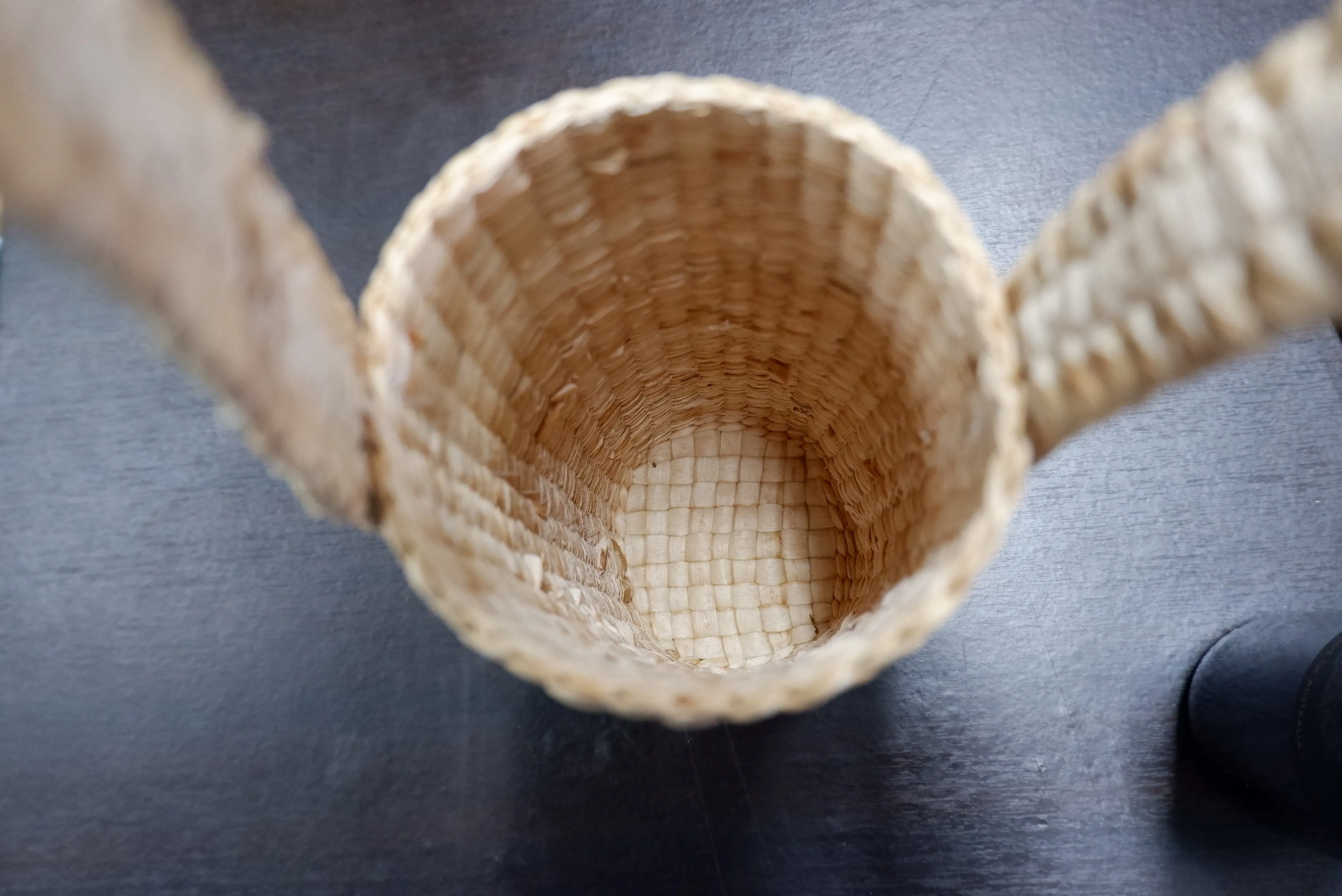 wine bottle holder with shell