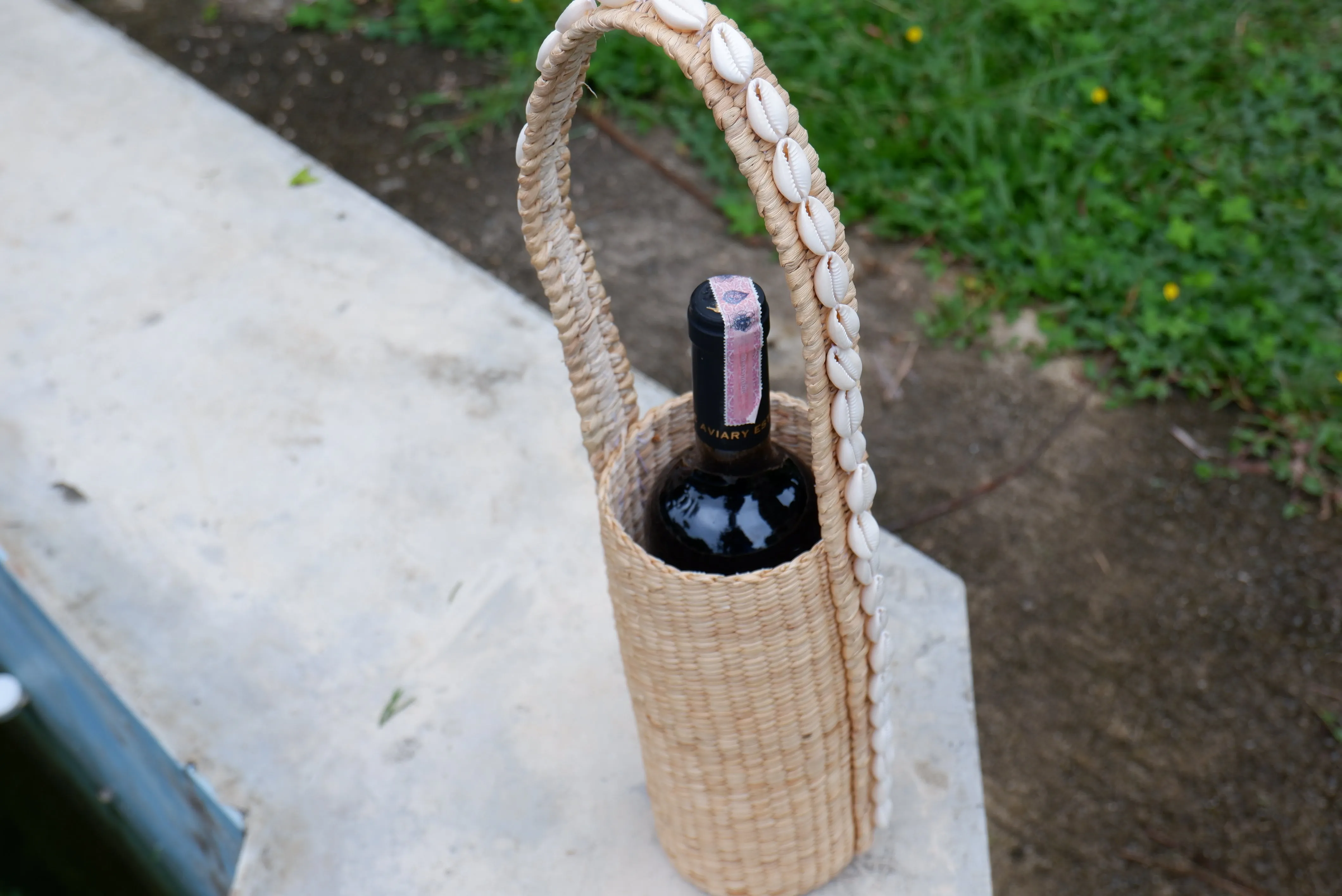 wine bottle holder with shell